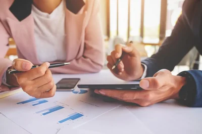 team-chart-accountant-business-paper-talking_1418-32